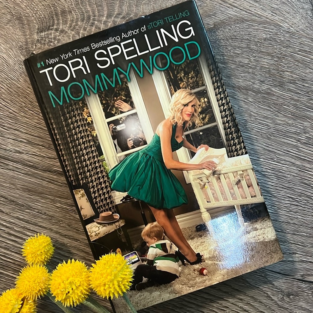 📚 2/$21 BOOKS!! 📚 Tori Spelling - Mommywood 2009 coffee table book